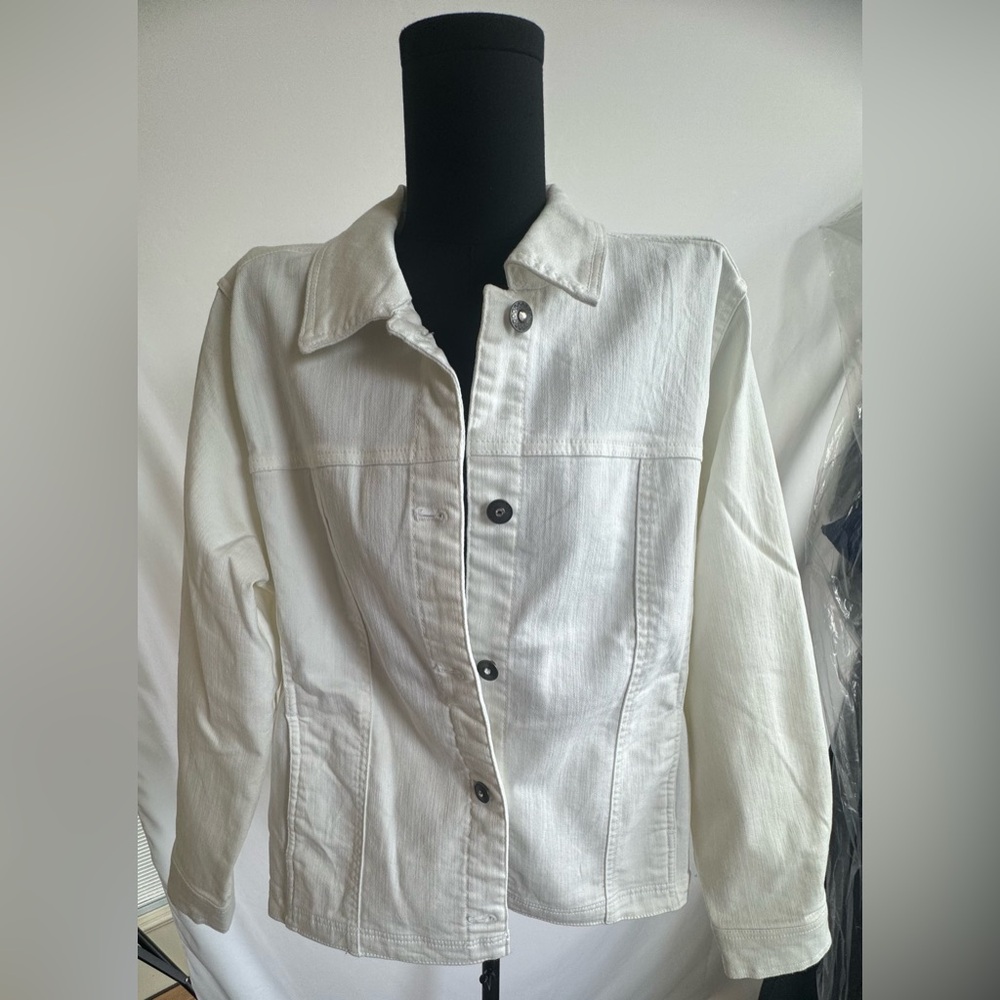 White Jean Jacket with Classic Collar and Long Sleeves